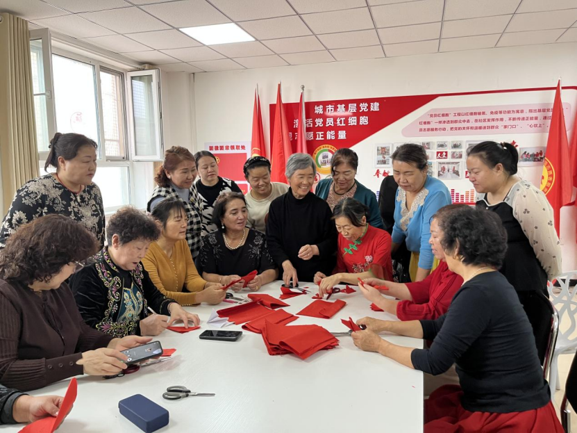剪韻繪同心 康寧社區鄰里圍坐，巧手共剪幸福圖